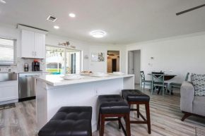 Stunning gorgeously remodeled canal-front pool home in Cape Coral - La Dolce Vita